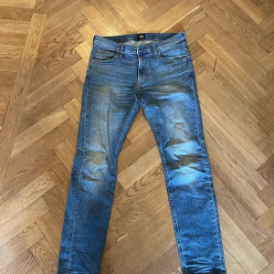 Lee-jeans i strl 31 - Säljer ett par jeans i strl 31 från Lee då de blivit för små. Finns i Stockholm (Östermalm) men kan skickas om köparen står för frakten.