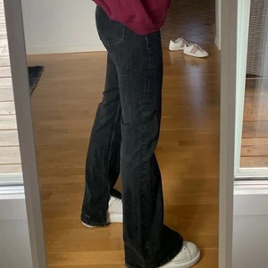 Slit jeans - Långa jeans från Pull&Bear med slit längst ner. Första bilden är lånad. (säljer även ett par likadana Jeans färgade.)