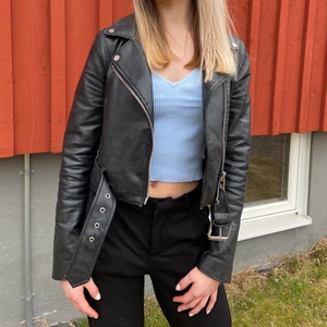 Skinnjacka Zara - Jättefin skinnjacka från Zara! Köpte den här från plick men jag säljer den för att den var för liten i armarna på mig som brukar ha storlek S💕 Den är lite liten i storleken, skulle säga att den är närmare storlek XS. Om fler vill ha så blir det budgivning! Köparen står för frakt💕