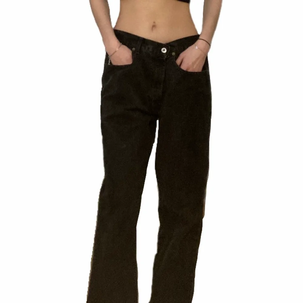 Svarta baggy jeans, väldigt för stora i midjan för mig som brukar ha S/36 men funkar med ett skärp. Står ingen storlek men gissar på W34L32 ungefär, jag är 176cm. Skriv om du har fler frågor, köparen står för frakt :). Jeans & Byxor.