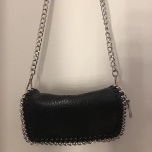 Svart Tiamo väska  - En svart tiamo väska använd fåtal gånger men är i väldigt fint skick inga fläckar eller defekter storlek: Liten säljs för 120kr hade även kunnat byta till en annan färg eller storlek 