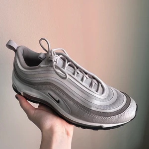 Nike Air Max 97 - Beige/gråa Nike air max 97 som jag bara har använt ett fåtal gånger, superfräscha och ser som nya ut! Nypris är runt 2000 kr😇 