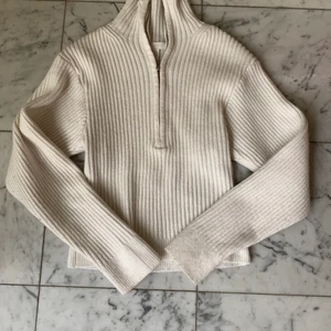 Vit Halfsipup - Superfin tröja från HM, i stort sätt helt ny. Säljer då den inte kommer till användning❤️ köparen står för frakt❤️