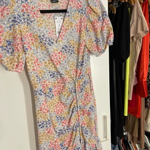 Klänning från gina - Aldrig använd, inte min still därför jag säljer den