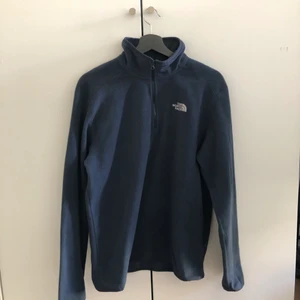 The North Face Fleece - Knappt använd fleecetröja från The North Face. Hör av dig vid frågor eller fler bilder!