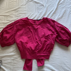 ginatricot rosa topp storlek 40 - En jätte gulligt hotpink rygglös topp från ginatricot som passar för sommaren fint! ☺️🌷☀️🌺 *passar även som 38* ORD PRIS: 299 och har används bara 1 gång!<3