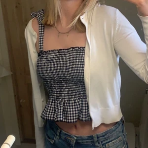 Rutigt linne - Säljer detta såå fina rutiga linne från shein, perfekt till sommaren😍 Strl M men skulle säga att den sitter som en xs/s. Köparen betalar frakten💗💗