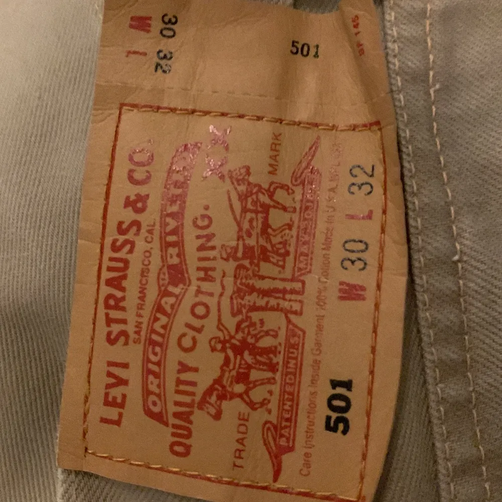 Ett par beiga Levi’s 501 från 90 talet. I mycket bra skick dock har de ett märke från att blivit blekta i tvätt. Annars i fint skick . Jeans & Byxor.