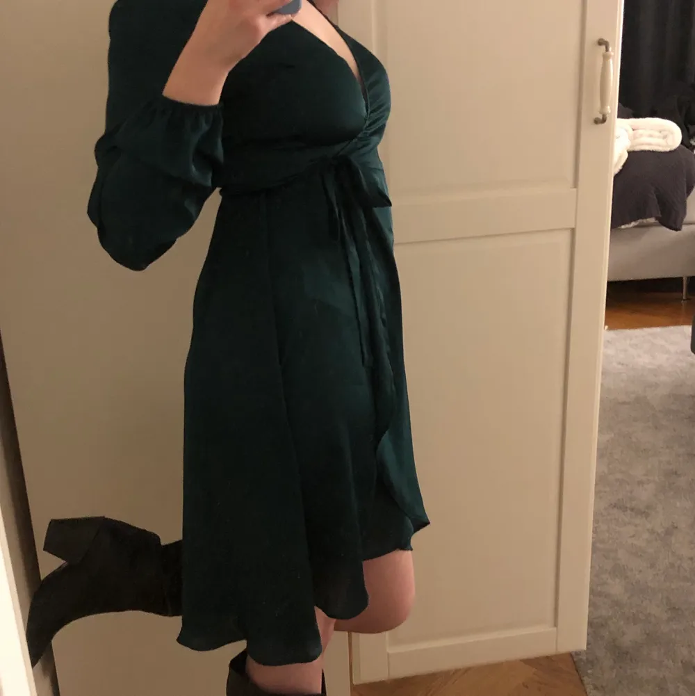 Så fin mörkgrön klänning i siden liknande material! Storlek s men passar också m!💚😍. Klänningar.