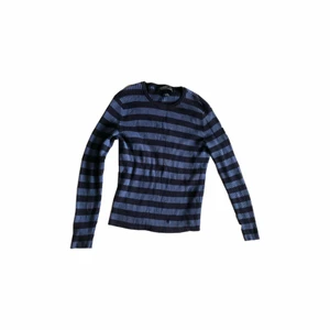 Mörkblå randig långärmad  - Supermjuk och fin randig tröja! Väldigt mycket Stockholmsstil tycker jag. Från Ralph lauren. Långa ärmar och sitter ganska löst. Mycket fint skick tycker jag.