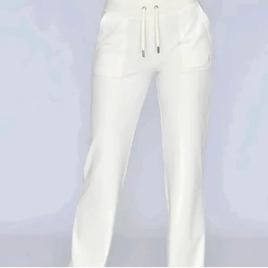 juicy couture  - juicy couture byxor som är i nyskick och använda en gång säljer pga att de inte kommer till användning, köpta på plick