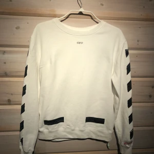 Off White Tröja - Off white tröja, mycket bra skick. Är i storlek xs, men passar S-M.