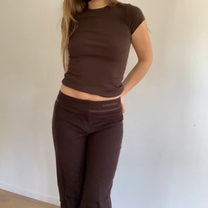 Bruna kostymbyxor  - Supersnygg bruna kostymbyxor köpta på humana. Lite korta på mig som är 167. Frakt på 59 eller så möts vi på söder! 