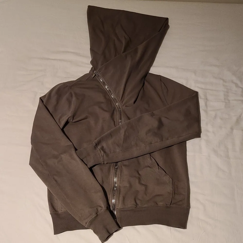 Rick Owens mountain hoodie från 2019, två små hål längst ut i ärmen.  Skit bra kvalle med dubblelined luva. spansk drkshdw tag(sombra oscura). Khaki colorway som har en liten wash/fade irl. Tröjor & Koftor.