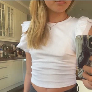 Vit zara topp🤍 - Säljer denna superfina toppen ifrån zara, Andvänd en gång inga defekter🤍 Säljer då den ej kommer till användning🤍 Storlek L skulle säga att de mera pssar en S-L bror på hur du vill att den ska sitta🤍Passar perfekt nu när det börjar blir varmare ute🤩🤍Nypris: 119kr säljer för 99kr sen frakten på 66 om du vill ha spårbar annars 36kr me frimärken🤍(lånad bild)