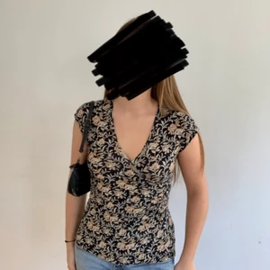 Omlott tröja  - Omlotttröja, möts på söder eller så står köparen för frakten💕