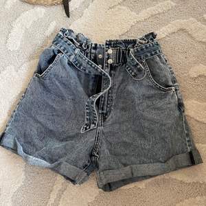 Shorts från hm som tyvörr blivit för stora för mig nu. Rensat garderoben, vill ni ha flera plagg går det att ordna paketpris & samfrakt!😄
