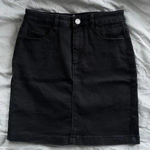 Svart tight jeanskjol  - En svart tight jeanskjol från Missguided. Storlek 36. Superfin men är helt oanvänd!