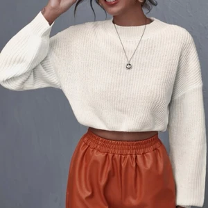 Vit stickad tröja - Vit stickad tröja, skön, går in vid magen.