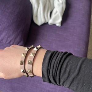 Valentino armband - Dubbelt valentino armband i en dov rosa färg. Sparsamt använt.