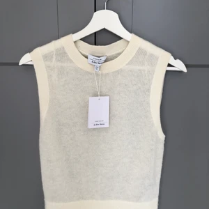 Fin stickad väst från & other stories  - Jättefin vit stickad väst från & other stories med prislappen kvar. Strl S, har två av den så därav säljer jag den här. Skitsnygg nu till våren💕💕