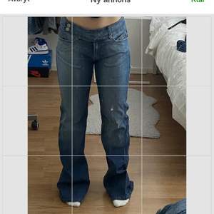 Skit fina vintage lågmidjade jeans från Vila i stl L. Midjemått: 76cm Innerbenslängd: 81cm