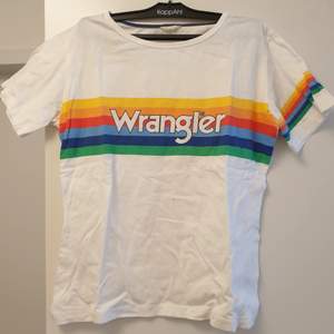 Cool Wrangler tshirt! Slutsåld och använd fåtal gånger. Gott skick :)