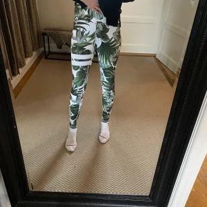 Stronger tights - Fina tights från stronger! Använda max 5 gånger och luktar inget svett. Den har en användbar ficka bak i byxorna. (Självklart äkta) 