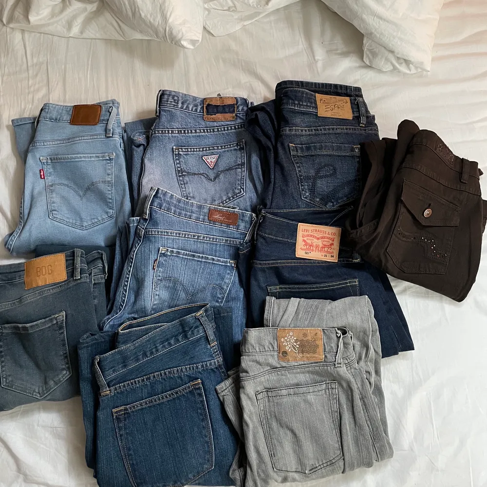 Massa jeans bootcut/raka jeans frĂ„n XS-Mđ Separata annonser ligger uppe!. Farkut & Housut.