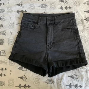 Svarta Jeansshorts Monki - Svarta högmidjade jeansshorts från Monki. Köpta ca 2018 och väl använda. Dessa är numera två storlekar för små för mig så en bild på hur de passar mig idag kändes irrelevant. Shortsen ges till köpare vid grmensamt bestämd plats, då postleveranser inte funkar för mig just nu. 
