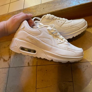 Sneakers  - Sneakers säljes i storlek 37 