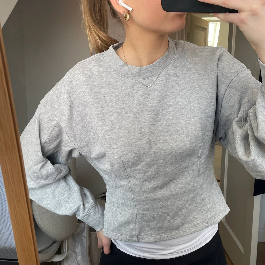 Sweatshirt med ”korsett” från Monki