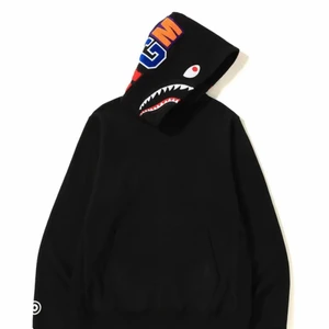 Bape shark pullover hoodie black -  Säsong; spring/summer 2019 Det bästa plagget från BAPE enligt mig Riktigt fint skick, storlek M Retail; 405$ självklart äkta
