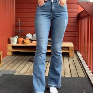 Bootcut jeans från Gina Tricot med liten slitning på låret. Långa i modellen💙