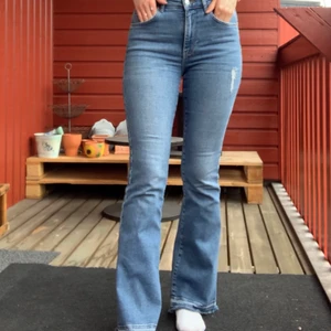 Bootcut jeans  - Bootcut jeans från Gina Tricot med liten slitning på låret. Långa i modellen💙