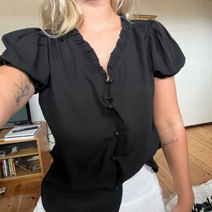 Blus - Svart blus med knappar🧡 