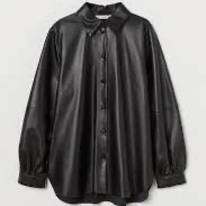 Läderskjorta/jacka  - Fin läderjacka från bikbok. Köpt förra sommaren och använd två gånger så är i nyskick. Säljer den för att den inte riktigt är min stil. Köparen står för frakten! Stor i storleken! ⚡️⚡️