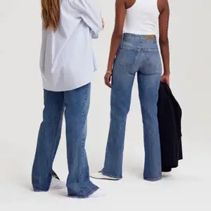 Straight jeans med en hög midja. Jeansen är blåa och har en slim fit. De har en detalj med en slits på benets insida och ett material i denim utan stretch. Kostar från början 599kr