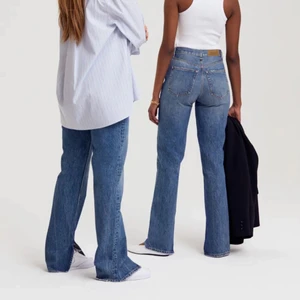 Jeans med slit - Straight jeans med en hög midja. Jeansen är blåa och har en slim fit. De har en detalj med en slits på benets insida och ett material i denim utan stretch. Kostar från början 599kr