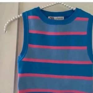 Croppat Zara linne - Croppat supergulligt linne från Zara som tyvärr är allledels för litet för mig i strl. S/Xs men liten i Strl & väldigt kort . Fint skick (köpt här på Plick)🖤🤍🤎