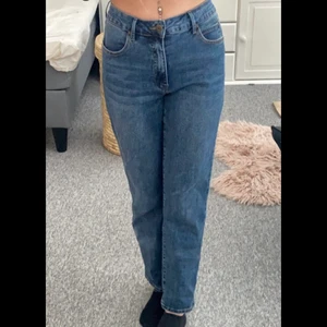 Jeans  - Bara testade, storlek 38 men passar mig som brukar ha 34. Köpta för 500 men säljer för 200