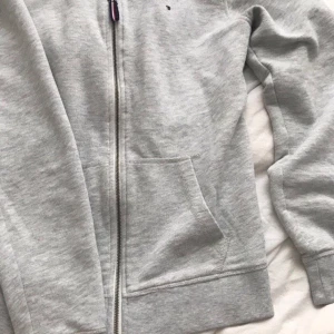 tommy hilfiger hoodie - Tommy hilfiger hoodie i storlek S. Den är lite oversize men sitter jättefint på