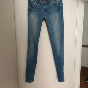 H&M jeans nyckick - Jeans I nyskick med låg midja. Lite ljusare i verkligheten. Köparen betalar frakten.
