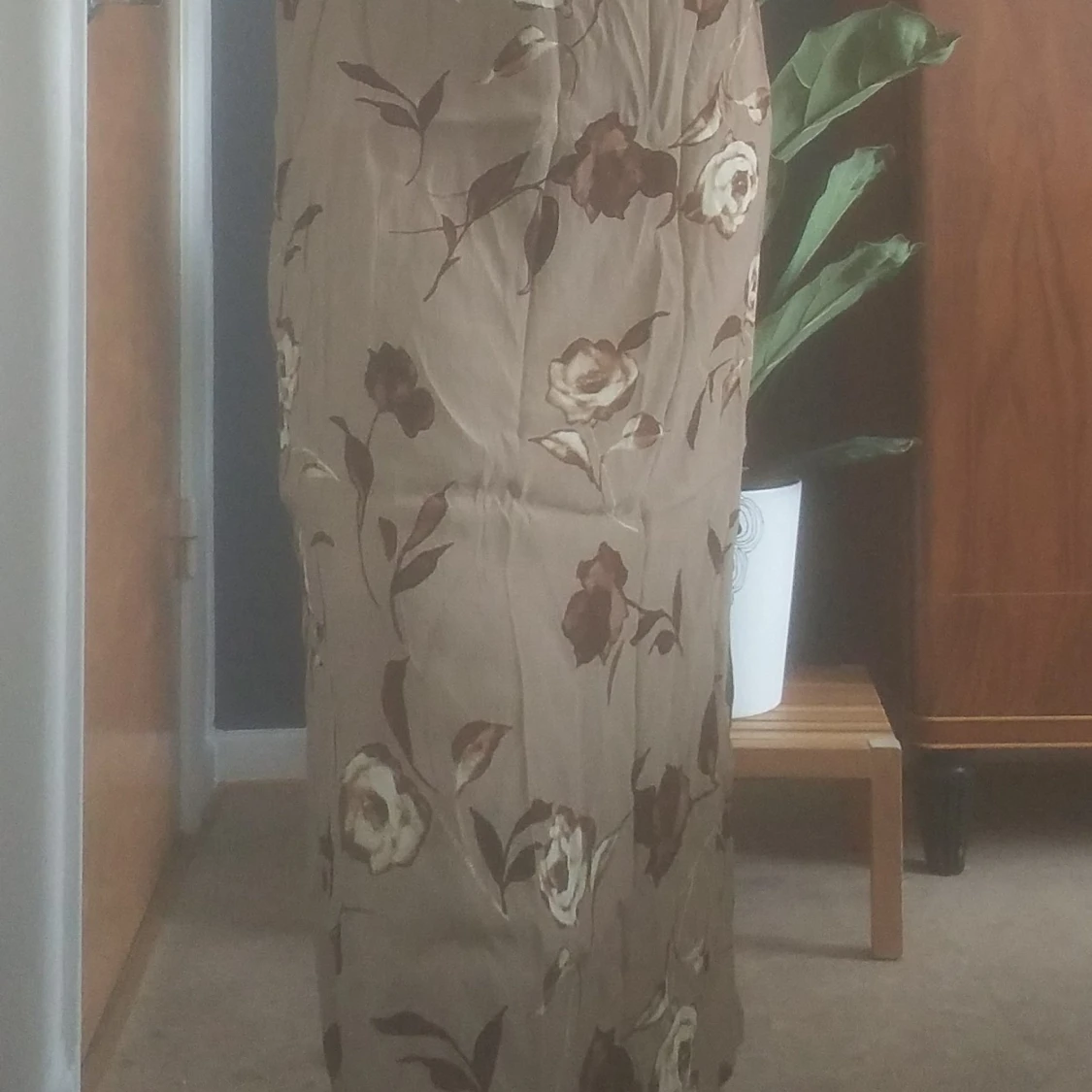 Sval och glowy blommig kjol