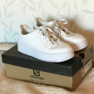 Nike Air Force 1 Sage - säljer dessa vita nike air force 1 sage i storlek 39🧚🏽‍♀️ använda endast en gång så väldigt bra skick! nypris 1150, buda i komentarerna!✨ köparen står för frakten:) (kartongen hör inte till) 🥰