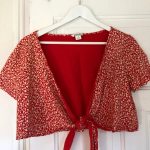 Blus Monki - Somrig blus från Monki. Nästintill oanvänd, säljes på grund av att den inte kommer till användning. Kommer inte ihåg nypris. Köpare står för frakt. 