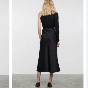 Svart satinkjol - Svart satinkjol, aldrig använt. Kostade 399kr 🌈 kan frakta eller mötas upp i sthlm. Har en liknande blå på profilen!