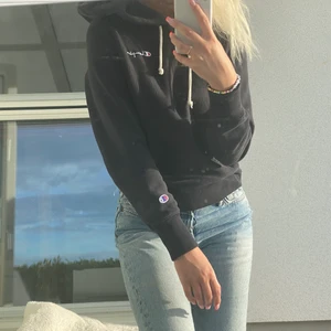 Champion hoodie  - Säljer min snygga champion hoodie. Den är i storlek medium men skulle själv säga att den passar mer xs/s. Köpte denna hoodie för 900kr, säljer nu för 400kr. Nyskick!