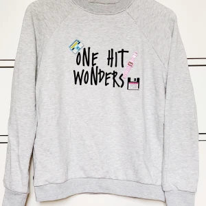 Grå sweater - Grå sweater med unika detaljer. Passar en S-L beroende på passform. Sjukt snygg tröja som kan göra en hel outfit! 