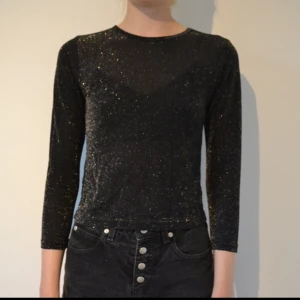  - Svart glittertopp S/XS. Jag möts gärna upp i Stockholm eller skickar den på posten.
